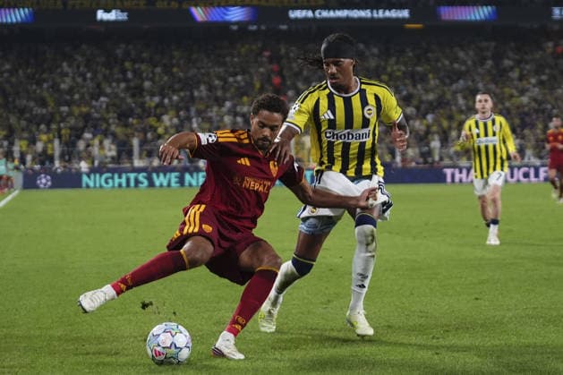 Fenerbahce v AS Roma - UEFA Champions League ISTANBUL, TURKIYE - SEPTEMBER 10: Fenerbahce’s Archie Brown (3) battles for the ball with Roma’s Devyne Rensch (2) during the UEFA Champions League match between Fenerbahce and Roma at Chobani Stadium in Istanbul, Turkiye, on September 10, 2026. Bunyamin Celik Anadolu Istanbul Turkey. Editorial use only. Please get in touch for any other usage.  Copyright: x2026xAnadoluxBunyaminxCelikx