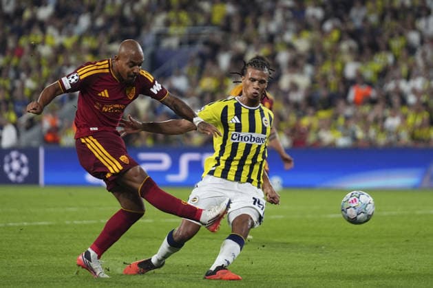 Fenerbahce v AS Roma - UEFA Champions League ISTANBUL, TURKIYE - SEPTEMBER 10: Fenerbahce’s Nathan Ake (15) battles for the ball with Roma’s Donyell Malen (L) during the UEFA Champions League match between Fenerbahce and Roma at Chobani Stadium in Istanbul, Turkiye, on September 10, 2026. Bunyamin Celik Anadolu Istanbul Turkey. Editorial use only. Please get in touch for any other usage.  Copyright: x2026xAnadoluxBunyaminxCelikx