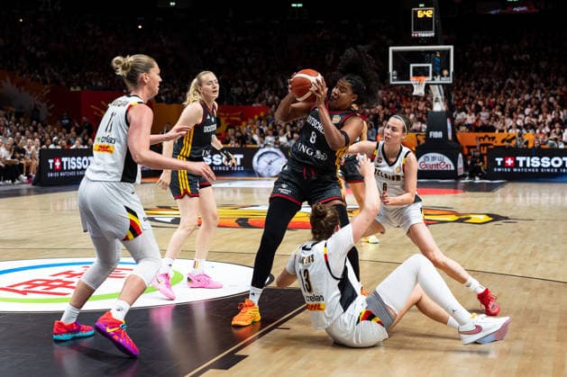 Nyara Sabally (Deutschland, 08) am Ball, Emma Meesseman (Belgien, 11), Kyara Linskens (Belgien, 13), Antonia Delaere (Belgien, 06), GER, Belgien vs. Deutschland, Basketball, FIBA Women s World Cup 2026, Viertelfinale, 10.09.2026 GER, Belgien vs. Deutschland, Basketball, FIBA Women s World Cup 2026, Viertelfinale, 10.09.2026 Berlin Copyright: xEibner-Pressefoto MaxxVincenx EP_MVN