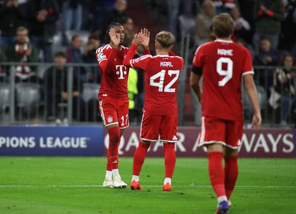 Fussball, Herren, Champions League, Saison 2026 2027, FC Bayern München - FK Bodö Glimt, 1.Spieltag, Allianz Arena 5:0 durch Michael Olise (FC Bayern München) Tor, jubel mit Lennart Karl (FC Bayern München) (re.)