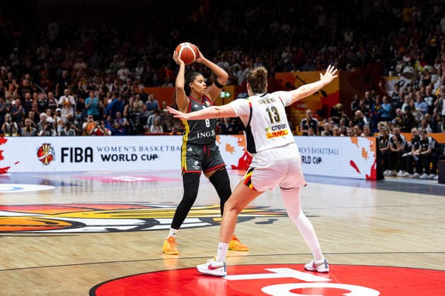 Nyara Sabally (Deutschland, 08) am Ball, Kyara Linskens (Belgien, 13), GER, Belgien vs. Deutschland, Basketball, FIBA Women s World Cup 2026, Viertelfinale, 10.09.2026 GER, Belgien vs. Deutschland, Basketball, FIBA Women s World Cup 2026, Viertelfinale, 10.09.2026 Berlin Copyright: xEibner-Pressefoto MaxxVincenx EP_MVN