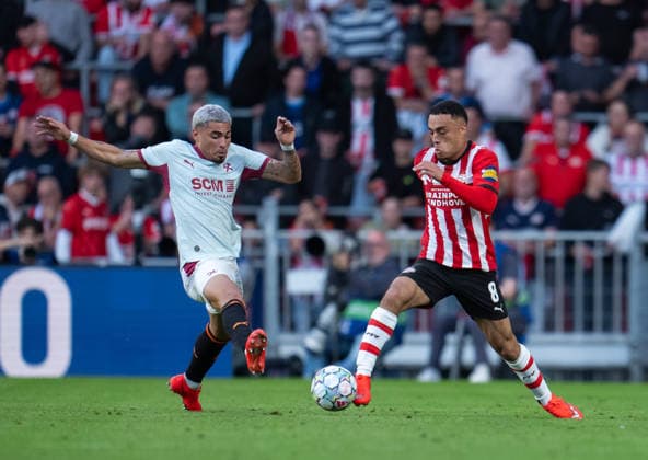 Gleiker Mendoza of FC Shakhtar Donetsk fights for the ball with Sergino Dest of PSV Eindhoven during UEFA Champions League - Matchday 1 - PSV Eindhoven vs FC Shakhtar Donetsk (Ruslan Taran Ball Raw Images) Eindhoven Philips Stadion Netherlands Copyright: xRuslanxTaranx RUS_PSV-SHA-0069