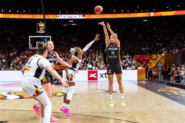 Leonie Fiebich (Deutschland, 13) beim Wurf, Maxuella Lisowa Mbaka (Belgien, 31), GER, Belgien vs. Deutschland, Basketball, FIBA Women s World Cup 2026, Viertelfinale, 10.09.2026 GER, Belgien vs. Deutschland, Basketball, FIBA Women s World Cup 2026, Viertelfinale, 10.09.2026 Berlin Copyright: xEibner-Pressefoto MaxxVincenx EP_MVN