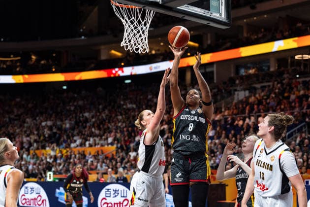 Nyara Sabally (Deutschland, 08) beim Wurf, Emma Meesseman (Belgien, 11), Kyara Linskens (Belgien, 13), GER, Belgien vs. Deutschland, Basketball, FIBA Women s World Cup 2026, Viertelfinale, 10.09.2026 GER, Belgien vs. Deutschland, Basketball, FIBA Women s World Cup 2026, Viertelfinale, 10.09.2026 Berlin Copyright: xEibner-Pressefoto MaxxVincenx EP_MVN