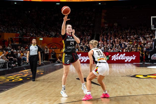 Lina Sontag (Deutschland, 24) Pass, Julie Vanloo (Belgien, 35), GER, Belgien vs. Deutschland, Basketball, FIBA Women s World Cup 2026, Viertelfinale, 10.09.2026 GER, Belgien vs. Deutschland, Basketball, FIBA Women s World Cup 2026, Viertelfinale, 10.09.2026 Berlin Copyright: xEibner-Pressefoto MaxxVincenx EP_MVN