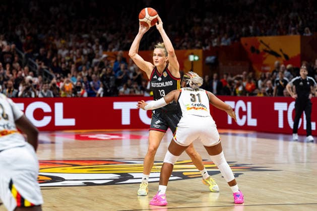 Leonie Fiebich (Deutschland, 13) Pass, Maxuella Lisowa Mbaka (Belgien, 31), GER, Belgien vs. Deutschland, Basketball, FIBA Women s World Cup 2026, Viertelfinale, 10.09.2026 GER, Belgien vs. Deutschland, Basketball, FIBA Women s World Cup 2026, Viertelfinale, 10.09.2026 Berlin Copyright: xEibner-Pressefoto MaxxVincenx EP_MVN