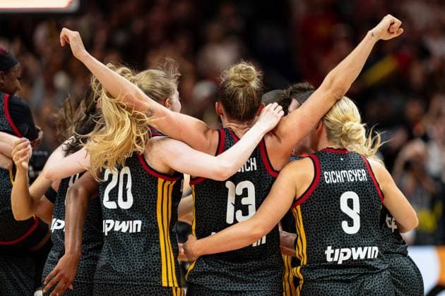 Nyara Sabally (Deutschland, 08), Frieda Buehner (Deutschland, 20), Leonie Fiebich (Deutschland, 13) und Emma Eichmeyer (Deutschland, 09) jubelt Jubel nach Sieg Spielende, GER, Belgien vs. Deutschland, Basketball, FIBA Women s World Cup 2026, Viertelfinale, 10.09.2026 GER, Belgien vs. Deutschland, Basketball, FIBA Women s World Cup 2026, Viertelfinale, 10.09.2026 Berlin Copyright: xEibner-Pressefoto MaxxVincenx EP_MVN