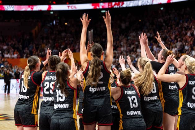 Luisa Geiselsoder (Deutschland, 15), Clara Bielefeld (Deutschland, 25), Britta Daub (Deutschland, 19), Emily Bessoir (Deutschland, 22), Leonie Fiebich (Deutschland, 13) und Frieda Buehner (Deutschland, 20) feiern mit Nyara Sabally (Deutschland, 08) Spielerin des Spiels, GER, Belgien vs. Deutschland, Basketball, FIBA Women s World Cup 2026, Viertelfinale, 10.09.2026 GER, Belgien vs. Deutschland, Basketball, FIBA Women s World Cup 2026, Viertelfinale, 10.09.2026 Berlin Copyright: xEibner-Pressefoto MaxxVincenx EP_MVN