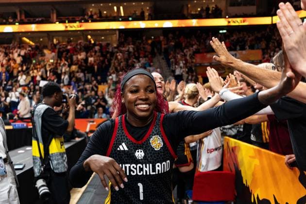 Alexis Peterson (Deutschland, 01) jubelt Jubel nach Sieg Spielende mit den Fans, GER, Belgien vs. Deutschland, Basketball, FIBA Women s World Cup 2026, Viertelfinale, 10.09.2026 GER, Belgien vs. Deutschland, Basketball, FIBA Women s World Cup 2026, Viertelfinale, 10.09.2026 Berlin Copyright: xEibner-Pressefoto MaxxVincenx EP_MVN