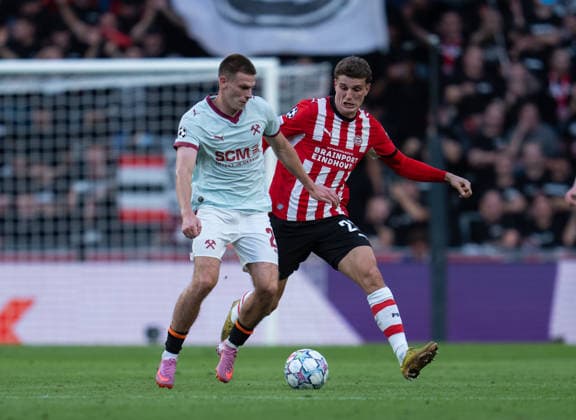 Oleh Ocheretko of FC Shakhtar Donetsk fights for the ball with Guus Til of PSV Eindhoven during UEFA Champions League - Matchday 1 - PSV Eindhoven vs FC Shakhtar Donetsk (Ruslan Taran Ball Raw Images) Eindhoven Philips Stadion Netherlands Copyright: xRuslanxTaranx RUS_PSV-SHA-0072