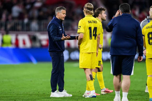 260910 Head coach Kjetil Knutsen and Ulrik Saltnes of Bodo Glimt during the UEFA Champions League football match between Bayern München and Bodo Glimt on September 10, 2026 in Munich. Photo: Marius Simensen BILDBYRAN COP 238 MM0073 bbeng football fotball fotboll soccer uefa champions league mesterligaen bodo glimt bayern münchen Copyright: MARIUSxSIMENSEN BB260910BB993