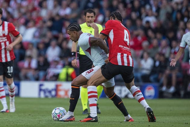 Kaua Elias fighting for a ball with Armando Obispo seen during UEFA Champions League 26 27 League Phase - Matchday 1 match between teams of PSV Eindhoven and FC Shakhtar Donetsk (Jan Borys Ball Raw Images) Eindhoven Philips Stadion Netherlands Copyright: xJanxBorysx janborys_psv_shakhtar_2627-67
