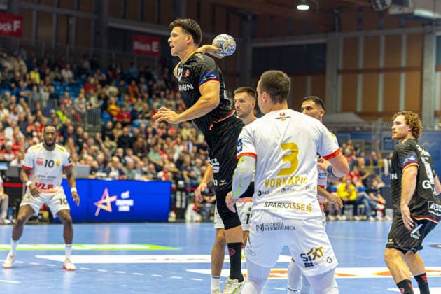 KASSEL, GERMANY - SEPTEMBER 10: Aaron Mensing (MT Melsungen, 33) with ball during the EHF Champions League, match between MT Melsungen vs. HC Vardar 1961 at Rothenbach-Halle on September 10, 2026 in Kassel, Germany. Hessen Germany Copyright: xBEAUTIFULxSPORTS Freudensteinx