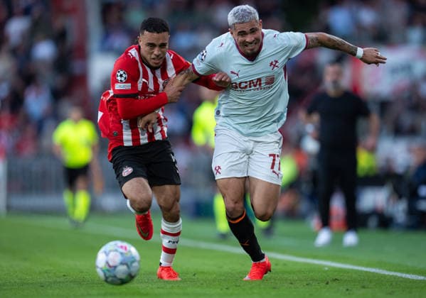 Gleiker Mendoza of FC Shakhtar Donetsk fights for the ball with Sergino Dest of PSV Eindhoven during UEFA Champions League - Matchday 1 - PSV Eindhoven vs FC Shakhtar Donetsk (Ruslan Taran Ball Raw Images) Eindhoven Philips Stadion Netherlands Copyright: xRuslanxTaranx RUS_PSV-SHA-0164