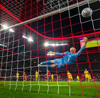 10.09.2026, Fussball UEFA Championsleague 2026 2027: 1.Spieltag, FC Bayern München - FK Bodo Glimt, in der Allianz-Arena München, Torschuss zum 4:0 von Michael Olise (hinten, FC Bayern München) per Weitschuss gegen Torwart Julian Faye Lund (FK Bodo Glimt) der sich vergeblich streckt.