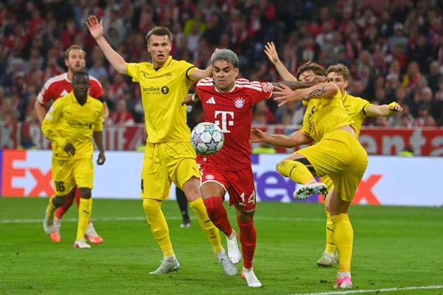 Luis DIAZ (Bayern Muenchen), Aktion,Zweikampf gegen Odin Bjoertuft (Glimt,li) und Villads Nielsen (Glimt). Strafraumszene Fussball Champions League,Saison 2026 27, Ligaphase FC Bayern Muenchen -Bodoe Glimt 5-0 am 10.09.2026.