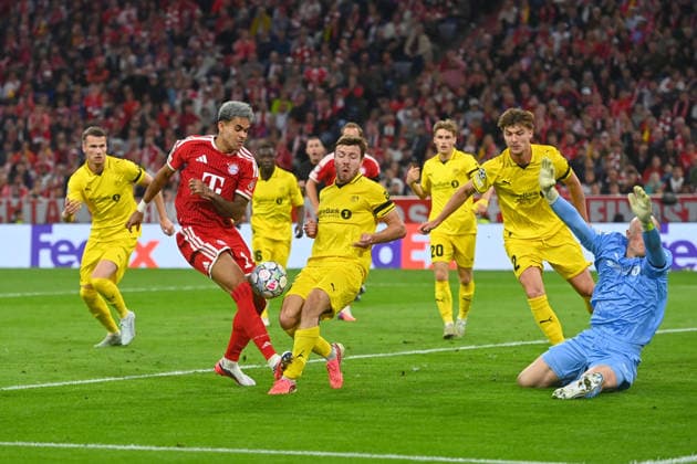 Torchance Luis DIAZ (Bayern Muenchen) ,Aktion,Zweikampf gegen Haitam Aleesami (Glimt), re:Villads Nielsen (Glimt),Torwart Julian Faye Lund (Glimt), Strafraumszene. Fussball Champions League,Saison 2026 27, Ligaphase FC Bayern Muenchen -Bodoe Glimt 5-0 am 10.09.2026.