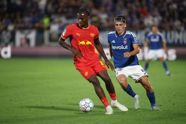 IPA88372442 - Ezechiel Banzuzi of RB Leipzig and Alex Valle of Como 1907 during the 2026–27 UEFA Champions League soccer match between Como 1907 and RB Leipzig on September 10, 2026, at Giuseppe Sinigaglia Stadium in Como, Italy. Photo by Nderim KACELI  Copyright: xNderimxKaceli IPAxSportx xx IPA88372442