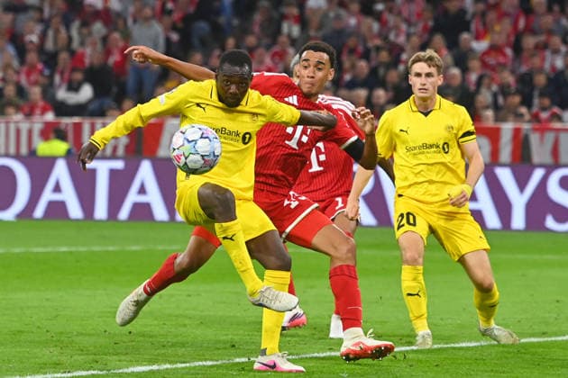 Jamal MUSIALA (Bayern Muenchen), Aktion,Zweikampf gegen Assan Sanyang (Glimt). re:Fredrik Sjoevold (Glimt). Fussball Champions League,Saison 2026 27, Ligaphase FC Bayern Muenchen -Bodoe Glimt 5-0 am 10.09.2026.