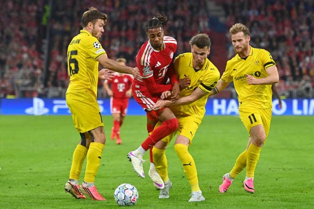 v.li:Fredrik Bjoerka (Glimt),Michael OLISE (Bayern Muenchen), Odin Bjoertuft (Glimt),Ole Didrik Blomberg (Glimt), Aktion,Zweikampf. Fussball Champions League,Saison 2026 27, Ligaphase FC Bayern Muenchen -Bodoe Glimt 5-0 am 10.09.2026.
