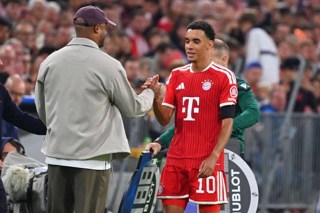 Trainer Vincent KOMPANY (Bayern Muenchen) mit Jamal MUSIALA (Bayern Muenchen) nach Auswechslung. Fussball Champions League,Saison 2026 27, Ligaphase FC Bayern Muenchen -Bodoe Glimt 5-0 am 10.09.2026.