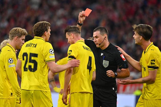 Platzverweis Odin Bjoertuft (Glimt),Schiedsrichter Rade OBRENOVIC zeigt die Rote Karte. Fussball Champions League,Saison 2026 27, Ligaphase FC Bayern Muenchen -Bodoe Glimt 5-0 am 10.09.2026.