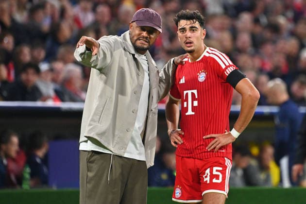 Trainer Vincent KOMPANY (Bayern Muenchen) mit Aleksandar PAVLOVIC (Bayern Muenchen), Gestik,gibt Anweisungen, Fussball Champions League,Saison 2026 27, Ligaphase FC Bayern Muenchen -Bodoe Glimt 5-0 am 10.09.2026.