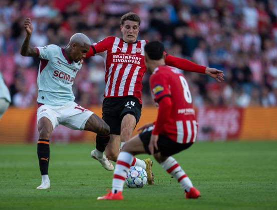 Pedro Henrique of FC Shakhtar Donetsk fights for the ball with Paul Wanner of PSV Eindhoven during UEFA Champions League - Matchday 1 - PSV Eindhoven vs FC Shakhtar Donetsk (Ruslan Taran Ball Raw Images) Eindhoven Philips Stadion Netherlands Copyright: xRuslanxTaranx RUS_PSV-SHA-0232