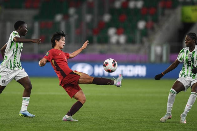 (260911) -- SOSNOWIEC, Sept. 11, 2026 -- Song Lijuan (C) of China vies for the ball with Queen Joseph (R) of Nigeria during the Group F match between China and Nigeria at the FIFA U20 Women s World Cup Poland 2026 in Sosnowiec, Poland, Sept. 10, 2026. ) (SP)POLAND-SOSNOWIEC-FOOTBALL-FIFA U20 WOMEN S WORLD CUP-CHINA VS NIGERIA PengxZiyang 