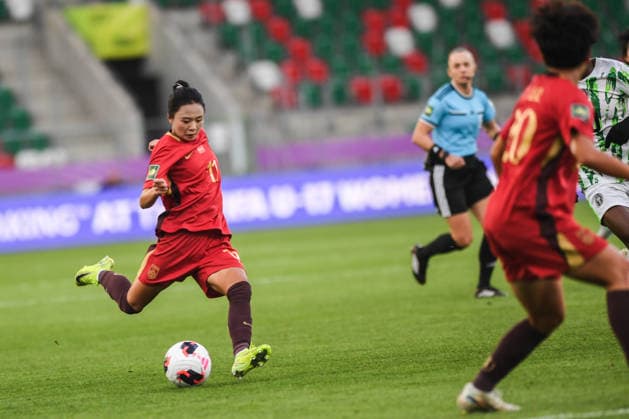 (260911) -- SOSNOWIEC, Sept. 11, 2026 -- Yu Xingyue (L) of China passes the ball during the Group F match between China and Nigeria at the FIFA U20 Women s World Cup Poland 2026 in Sosnowiec, Poland, Sept. 10, 2026. ) (SP)POLAND-SOSNOWIEC-FOOTBALL-FIFA U20 WOMEN S WORLD CUP-CHINA VS NIGERIA PengxZiyang 