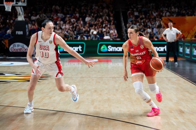 USA V Hungary: Quarter-Finals - FIBA Women s Basketball World Cup Germany 2026 Reka Lelik and Breanna Stewart play during the FIBA Women s Basketball World Cup 2026 quarter-finals match between the United States and Hungary in Berlin, Germany, on September 10, 2026. Berlin Germany  Copyright: xMarcinxGolbax originalFilename:golba-usavhung260910_npmzI.jpg