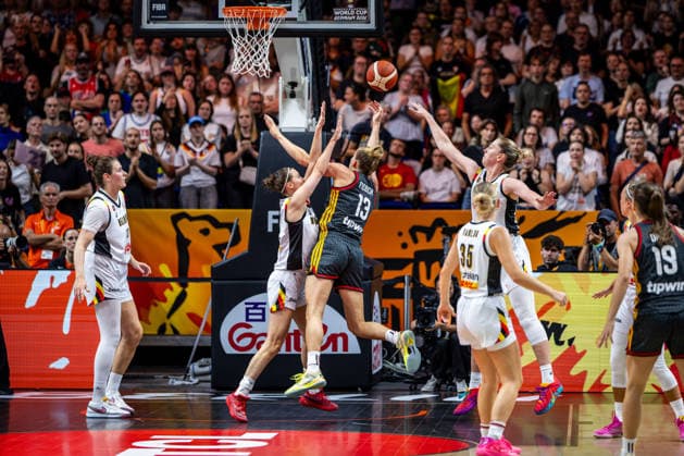 Basketball Berlin 10.09.2026 FIBA Women™s Basketball World Cup Germany 2026 Viertelfinale Quarterfinal Belgien (BEL) - Deutschland (GER) Leonie Fiebich (Deutschland, No.13) Antonia DELAERE (Belgien, No.06)
