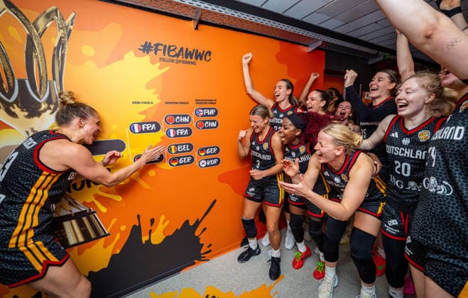 Basketball Berlin 10.09.2026 FIBA Women™s Basketball World Cup Germany 2026 Viertelfinale Quarterfinal Belgien (BEL) - Deutschland (GER) Deutschland gewinnt und steht im Halbfinale Leonie Fiebich (Deutschland, No.13) Alexis Peterson-Smalls (Deutschland, No.01) Peterson Emily Bessoir (Deutschland, No.22) Alexandra Wilke (Deutschland, No.03) Clara Bielefeld (Deutschland, No.25) Emma Eichmeyer (Deutschland, No.09) Frida Bühner (Deutschland, No.20) Luisa Geiselsöder (Deutschland, No.15) Geiselsoder und andere Jubel im Kabinengang