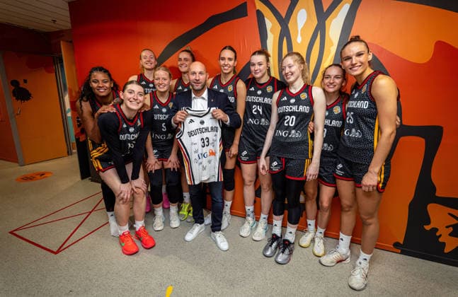 Basketball Berlin 10.09.2026 FIBA Women™s Basketball World Cup Germany 2026 Viertelfinale Quarterfinal Belgien (BEL) - Deutschland (GER) Staatsminister für und Ehrenamt Ronald Rauhe zu Gast Treffen mit dem Team im Kabinengang nach dem Sieg Nyara Sabally (Deutschland, No.08) Luisa Geiselsöder (Deutschland, No.15) Geiselsoder Marie Gülich (Deutschland, No.21) Gulich Emma Eichmeyer (Deutschland, No.09) Leonie Fiebich (Deutschland, No.13) Emily Bessoir (Deutschland, No.22) Lina Sontag (Deutschland, No.24) Frida Bühner (Deutschland, No.20) Britta Daub (Deutschland, No.19) Clara Bielefeld (Deutschland, No.25)