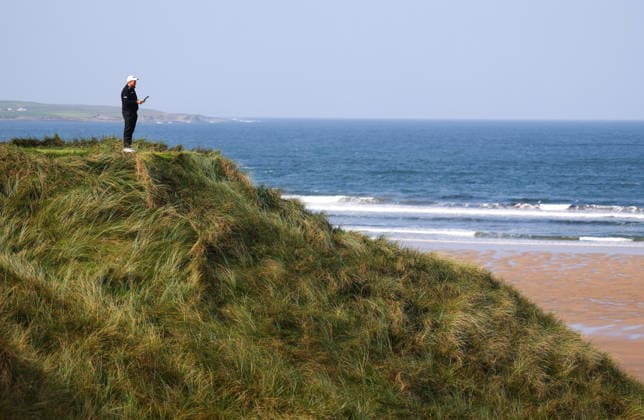 2026 Amgen Irish Open - Second Round, Trump International Golf Links, Doonbeg 11 9 2026 Shane Lowry checks his yardage from the sixth tee box Shane Lowry checks his yardage from the sixth tee box 11 9 2026  Copyright: xx BB2_3911_1