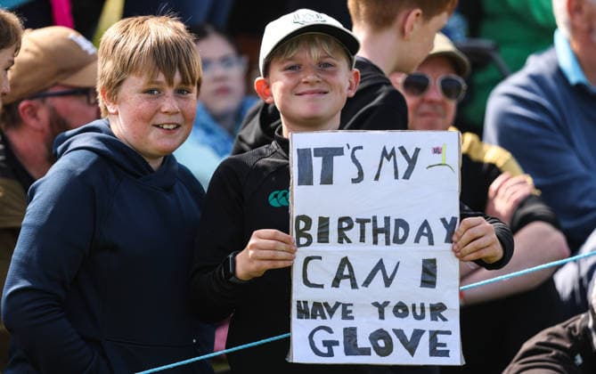 2026 Amgen Irish Open - Second Round, Trump International Golf Links, Doonbeg 11 9 2026 Two young fans with a sign asking Rory McIlroy for his glove during the second round of the tournament Two young fans with a sign asking Rory McIlroy for his glove during the second round of the tournament 11 9 2026  Copyright: xx BB3_2157_1