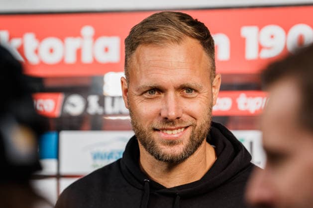 Deutschland, Fußball, 3. Liga Männer 2026 - 2027, 5. Spieltag: FC Viktoria Köln vs FC Hansa Rostock (Köln): Daniel Brinkmann (Trainer Hansa Rostock) vor dem Spiel im Interview mit Magenta lächeln, freundlich Copyright: xThiemoxRudolphx