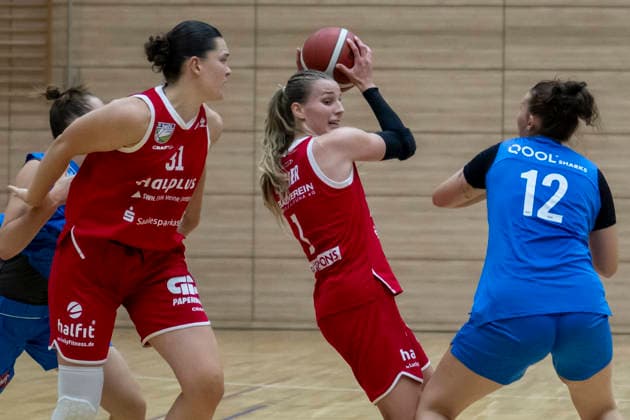 Toyota DBBL 2026 2027 - HalFit Lions vs.KB Sharks Wuerzburg Testspiel Halle Saale, Deutschland 11.September 2026: Im Bild:v.li.Paula Wenemoser (Halle), Lee Volker (Halle) und Elina Timoschenko (Wuerzburg) Halle Saale swh.Arena Sachsen-Anhalt Deutschland