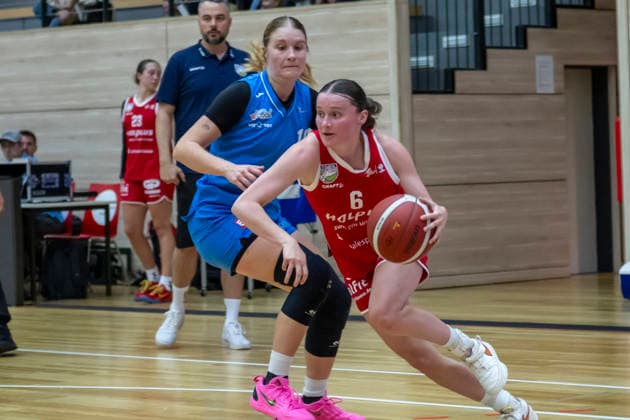 Toyota DBBL 2026 2027 - HalFit Lions vs.KB Sharks Wuerzburg Testspiel Halle Saale, Deutschland 11.September 2026: Im Bild:v.li.Johanna Michel (Wuerzburg) und Nicole Brochlitz (Halle) Halle Saale swh.Arena Sachsen-Anhalt Deutschland