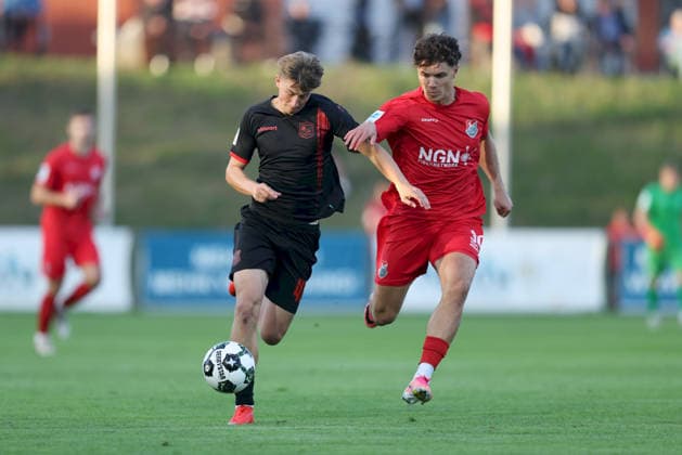 11.09.2026, Herren, Fussball, Saison 2026 2027, Regionalliga Bayern, 8. Spieltag: TSV Aubstadt - SpVgg Unterhaching Marinus Spann ( 46, SpVgg Unterhaching) und Marcel Fischer ( 30, TSV Aubstadt) Sulzfeld Schulstadion Aubstadt (NGN Arena) Bayern Deutschland