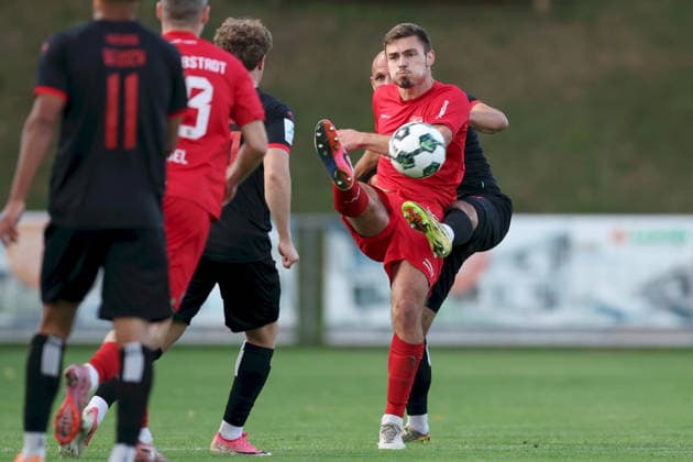 11.09.2026, Herren, Fussball, Saison 2026 2027, Regionalliga Bayern, 8. Spieltag: TSV Aubstadt - SpVgg Unterhaching Max Grimm ( 9, TSV Aubstadt) ist vor Manuel Stiefler ( 8, SpVgg Unterhaching) am Ball Sulzfeld Schulstadion Aubstadt (NGN Arena) Bayern Deutschland