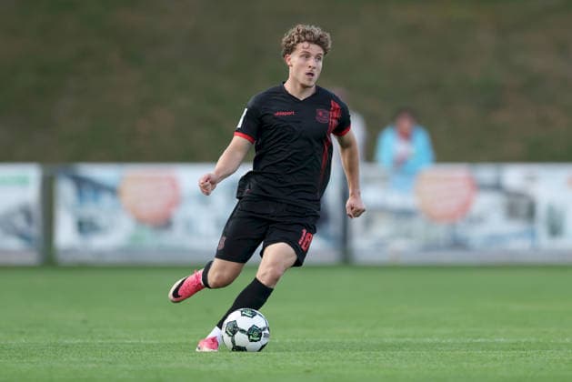 11.09.2026, Herren, Fussball, Saison 2026 2027, Regionalliga Bayern, 8. Spieltag: TSV Aubstadt - SpVgg Unterhaching Dominik Lindermeir ( 18, SpVgg Unterhaching) im Ballbesitz Sulzfeld Schulstadion Aubstadt (NGN Arena) Bayern Deutschland