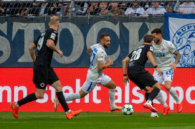 Zweikampf zwischen Pascal Fallmann (Viktoria Koeln, 28) und Leon Dajaku (F.C. Hansa Rostock, 43). Dabei David Kopacz (F.C. Hansa Rostock, 27) und Meiko Sponsel (Viktoria Koeln, 19). FC Viktoria Koeln vs. FC Hansa Rostock , Fussball, 3. Liga, 05. Spieltag, Saison 2026 2027, 11.09.2026 DFL DFB Regulations prohibit any use of Photographs as image sequences and or Quasivideo FC Viktoria Koeln vs. FC Hansa Rostock, Fussball, 3. Liga, 05. Spieltag, Saison 2026 2027, 11.09.2026 Koeln Copyright: xEibner-Pressefoto ThomasxHaeslerx EP_THR