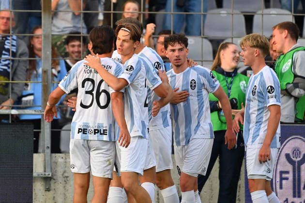 kollektiver Torjubel um den Torschuetzen Lance FIEDLER (TSV 1860 Muenchen) nach Tor zum 1-0, Jubel,Freude,Begeisterung,Aktion. Fussball Regionalliga Bayern Saison 2026 2027,8.Spieltag TSV 1860 Muenchen - Schwaben Augsburg am 11.09.2026 in Muenchen GRUENWALDER STADION.