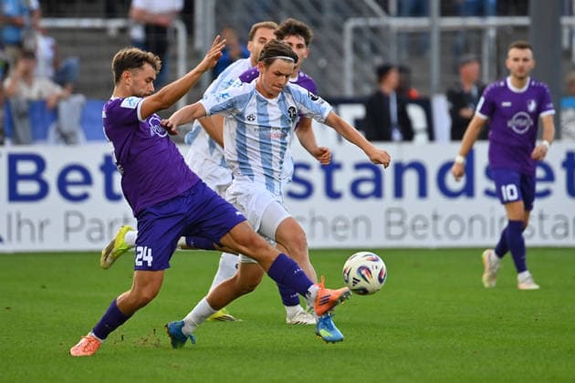 Raphael OTT (TSV 1860 Muenchen), Aktion,Zweikampf gegen Elias HERZIG (A). Fussball Regionalliga Bayern Saison 2026 2027,8.Spieltag TSV 1860 Muenchen - Schwaben Augsburg am 11.09.2026 in Muenchen GRUENWALDER STADION.