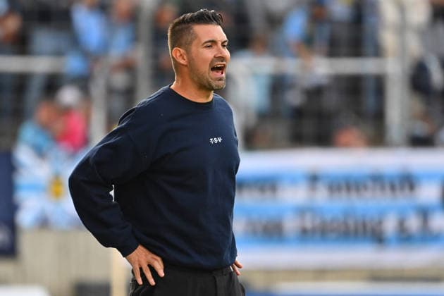 Trainer Alper KAYABUNAR (1860), Einzelbild,angeschnittenes Einzelmotiv,Halbfigur,halbe Figur. Fussball Regionalliga Bayern Saison 2026 2027,8.Spieltag TSV 1860 Muenchen - Schwaben Augsburg am 11.09.2026 in Muenchen GRUENWALDER STADION.