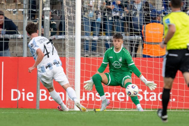 Lance Fiedler 47 (TSV 1860 Muenchen) schiesst auf das To, Maximilian Reil 1 (TSV Schwaben Augsburg), TSV 1860 Muenchen vs. TSV Schwaben Augsburg, Fussball, Regionalliga Bayern, 8. Spieltag, 11.09.2026 DFB regulations prohibit any use of photographs as image sequences and or quasi-video Muenchen Bayern Deutschland
