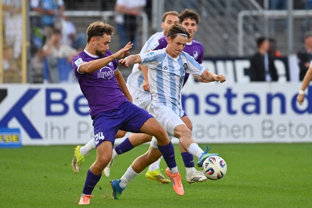 Raphael OTT (TSV 1860 Muenchen), Aktion,Zweikampf gegen Elias HERZIG (A). Fussball Regionalliga Bayern Saison 2026 2027,8.Spieltag TSV 1860 Muenchen - Schwaben Augsburg am 11.09.2026 in Muenchen GRUENWALDER STADION.