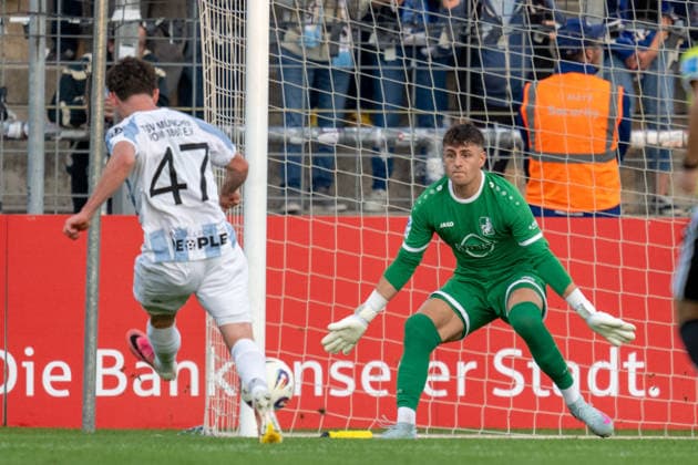Lance Fiedler 47 (TSV 1860 Muenchen) schiesst auf das To, Maximilian Reil 1 (TSV Schwaben Augsburg), TSV 1860 Muenchen vs. TSV Schwaben Augsburg, Fussball, Regionalliga Bayern, 8. Spieltag, 11.09.2026 DFB regulations prohibit any use of photographs as image sequences and or quasi-video Muenchen Bayern Deutschland
