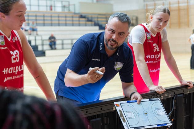 Jordan King Lions, 23), Timur Topal (Lions, Head Coach), Lilly Küppers (Lions, 34), Auszeit, halfit Lions vs. KB Sharks Würzburg, Frauen, Basketball, Testspiel, 1. Bundesliga, 2. Bundesliga Süd, DBBL, Saison 2026 27, 11.09.2026. Halle SWH Arena Sachsen-Anhalt Deutschland